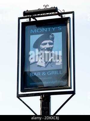 Monty`s Pub-Schild, Hampton Magna, Warwickshire, England, Großbritannien Stockfoto